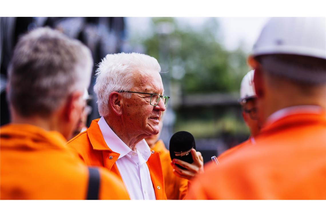 Kretschmann hält einziges Stahlwerk für zukunftssicher Ministerpräsident Winfried Kretschmann spricht nach einem Rundgang durch die Badischen Stahlwerke (BSW) in Kehl mit Medienvertretern