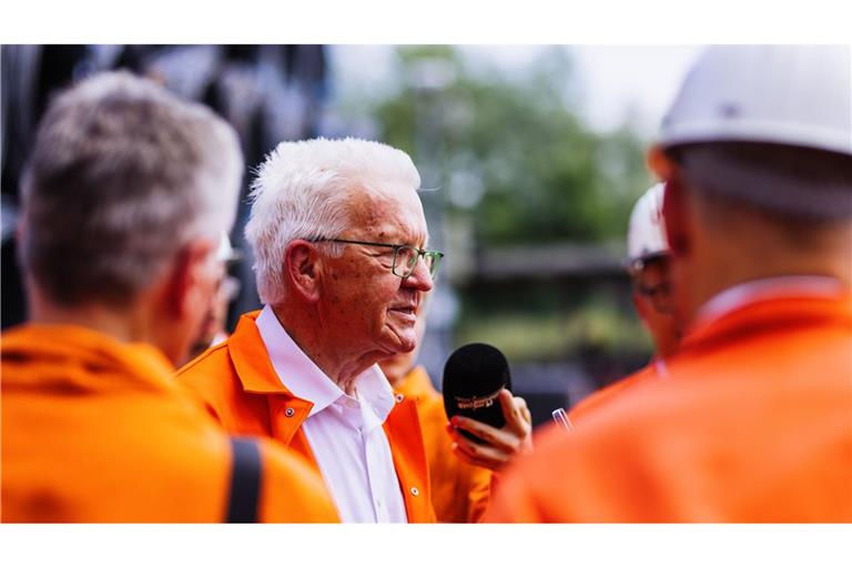 Ministerpräsident Winfried Kretschmann  spricht nach einem Rundgang durch die Badischen Stahlwerke (BSW) in Kehl mit Medienvertretern
