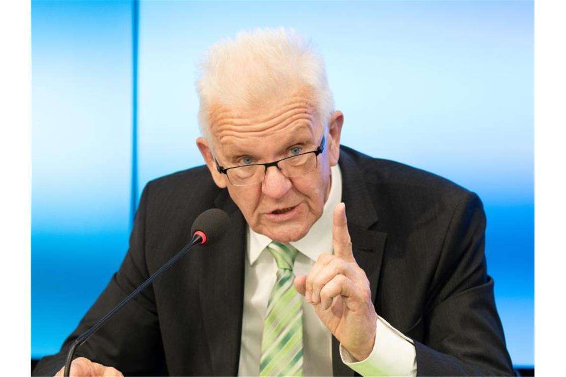 Kretschmann besorgt wegen „Stimmungsdemokratie“ Ministerpräsident Winfried Kretschmann spricht während einer Regierungs-Pressekonferenz. Foto: Bernd Weißbrod/dpa