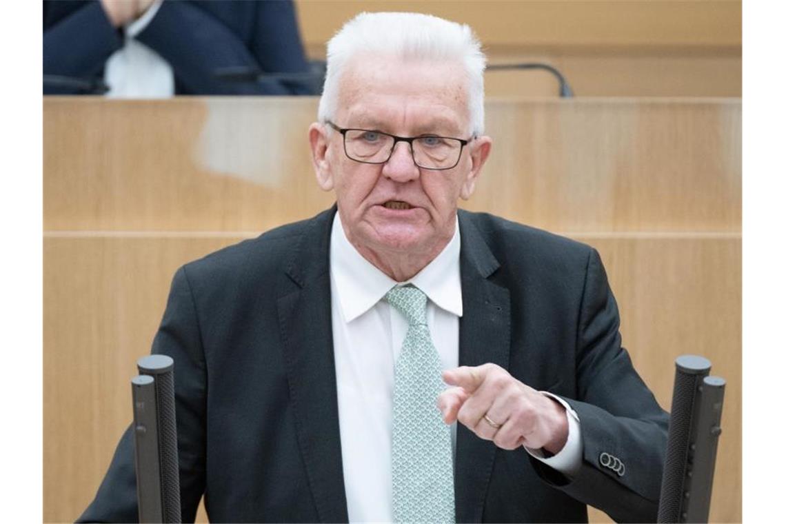 Geimpften und Genesenen droht Testpflicht für Gastronomie Ministerpräsident Winfried Kretschmann spricht während der Landtagsdebatte. Foto: Bernd Weißbrod/dpa