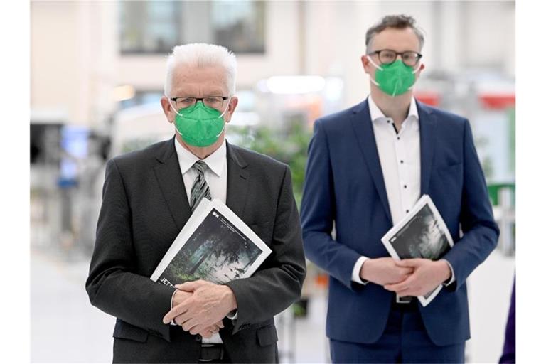 Ministerpräsident Winfried Kretschmann und Fraktionsvorsitzender Andreas Schwarz (beide Grüne). Foto: Bernd Weissbrod/dpa