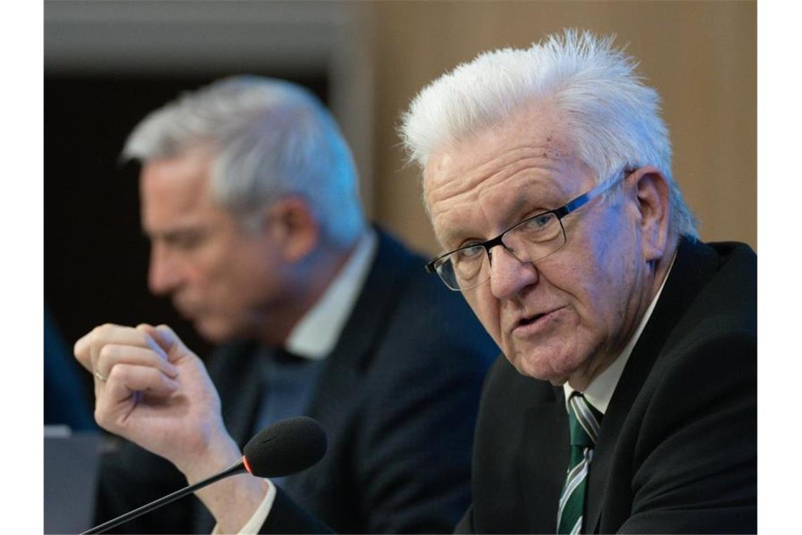 Ministerpräsident Winfried Kretschmann und Innenminister Thomas Strobl geben eine Pressekonferenz. Foto: Bernd Weißbrod/dpa