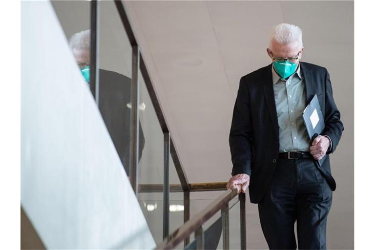 Ministerpräsident Winfried Kretschmann verlässt die erste Fraktionssitzung von B90/Grüne im Landtag. Foto: Marijan Murat/dpa