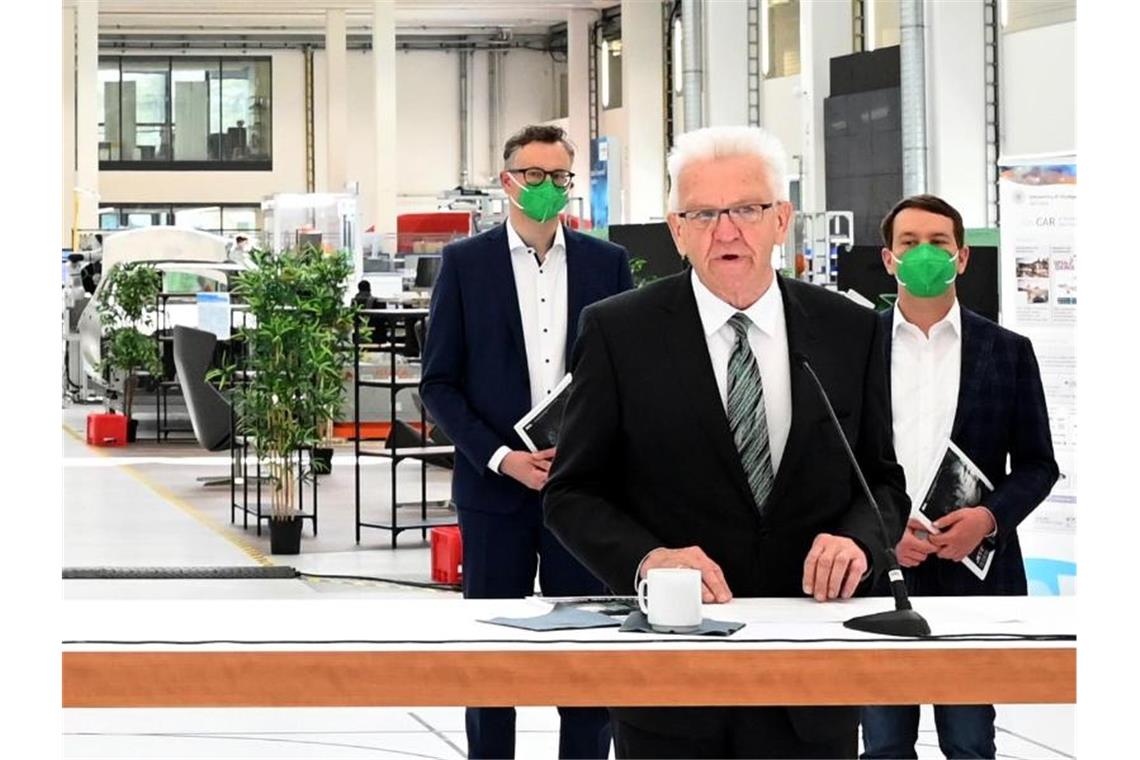 Wirtschaft soll Hilfe beim Neustart nach Corona bekommen Ministerpräsident Winfried Kretschmann (vorne, Grüne). Foto: Bernd Weißbrod/dpa