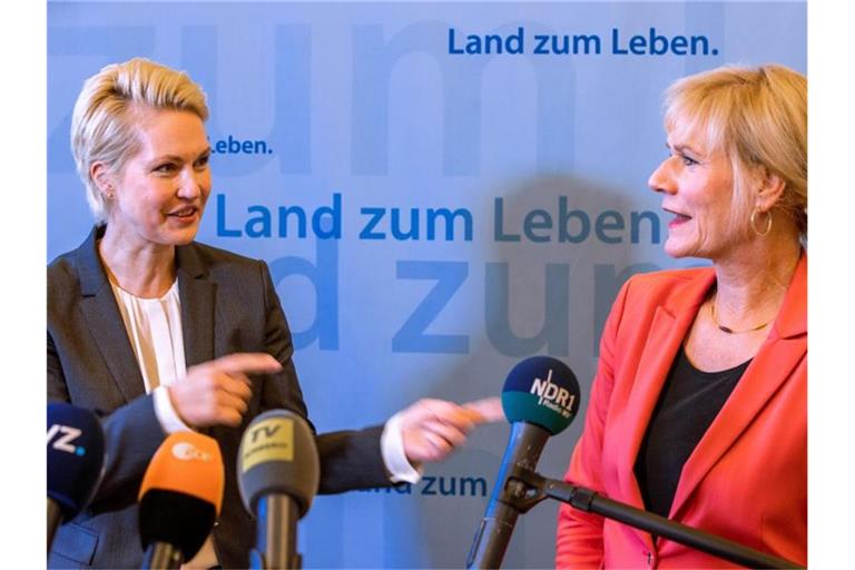 Ministerpräsidentin Manuela Schwesig (l) und Simone Oldenburg (r), Fraktionschefin der Linken. Foto: Jens Büttner/dpa-Zentralbild/dpa