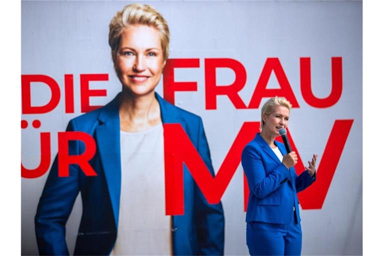 Ministerpräsidentin Manuela Schwesig vor einem Wahlplakat. Foto: Jens Büttner/dpa-Zentralbild/dpa