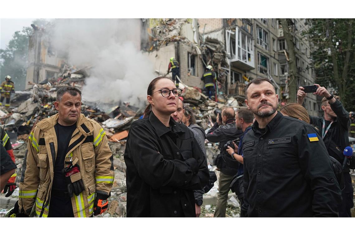 Schwerer Luftangriff auf Kiew mit vielen Toten Ministerpräsidentin Swyrydenko macht sich ein Bild der Lage.