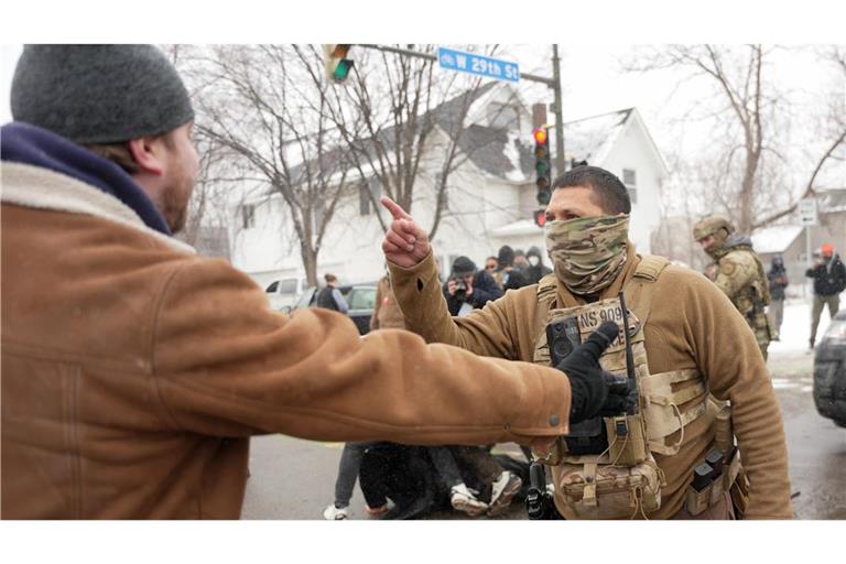 Minneapolis: Ein Mann diskutiert mit einem Bundesbeamten (Archivfoto).