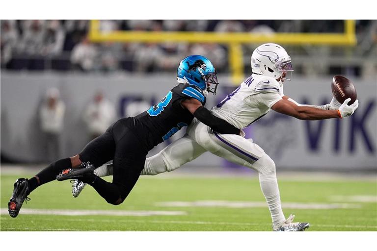 Minnesota Vikings Wide Receiver Justin Jefferson (r) fängt einen Pass.