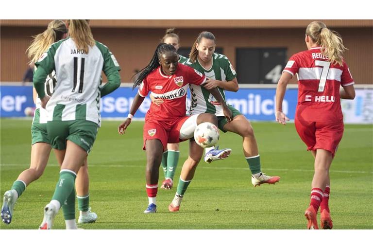 Mira Arouna (3. v. re.) erzielte das 1:1 für die Frauen des VfB Stuttgart im Spiel bei Werder Bremen.