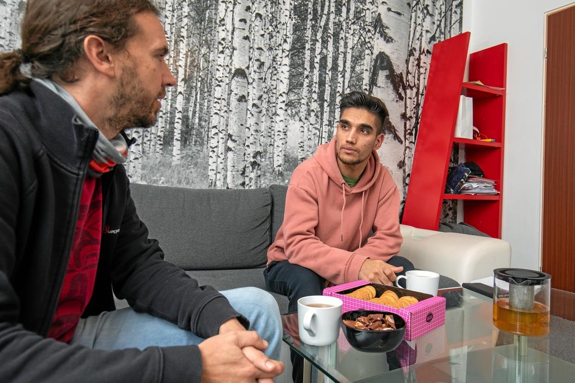 Miraqa Naziri kam als unbegleiteter minderjähriger Ausländer nach Backnang und absolviert mittlerweile eine Ausbildung. Jochen Schneider (links) vom Verein Kubus war sein Vormund. Foto: A. Becher