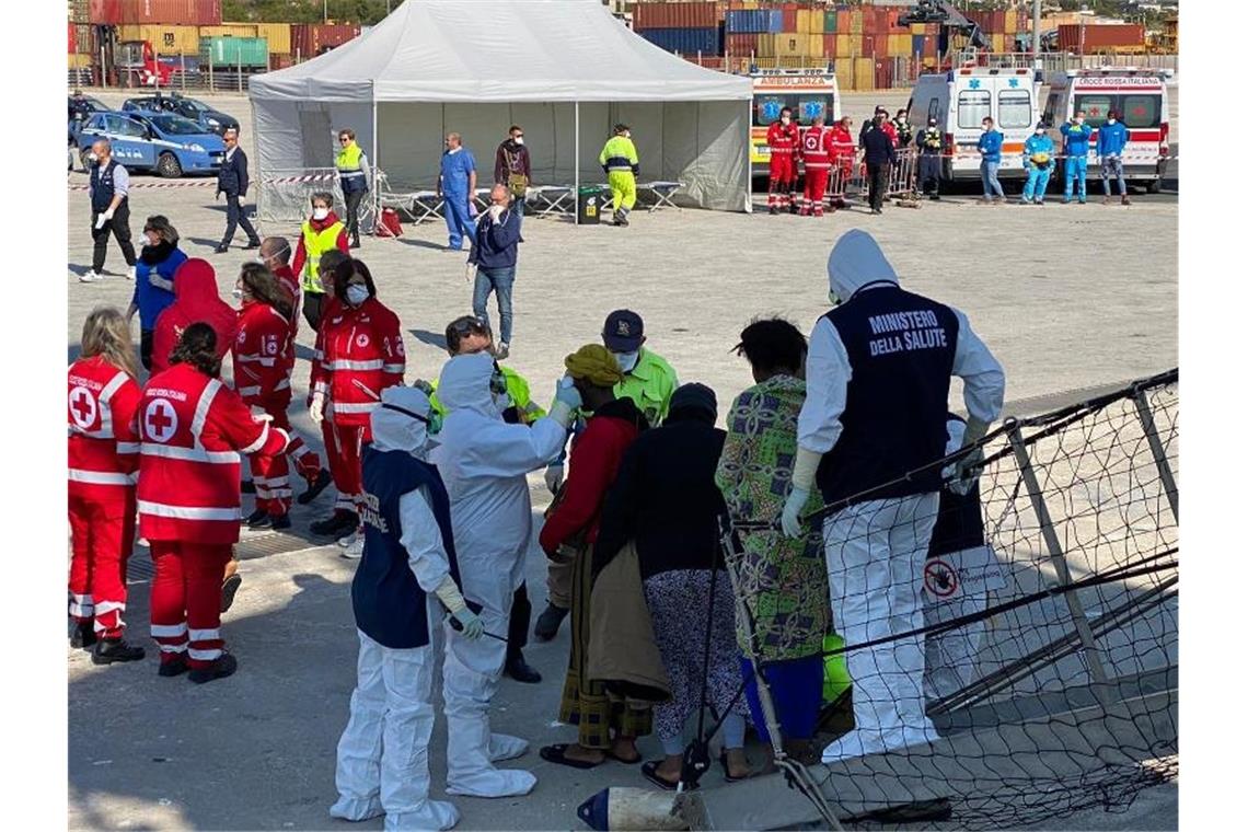 Mirganten verlassen im Hafen von Pozzallo auf Sizilien das Rettungsschiff „Open Arms“. Foto: -/Open Arms/dpa