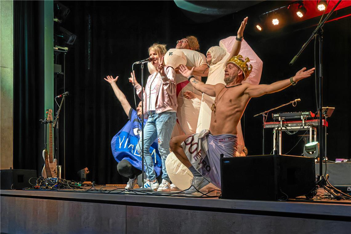 Mirja Boes und die Honkey Donkeys in Murrhardt: Wenn die Katze regiert und Männer tanzen Mirja Boes und ihre Band Honkey Donkeys. Die Outfits der Herren sorgen für Begeisterungsstürme. Foto: Stefan Bossow