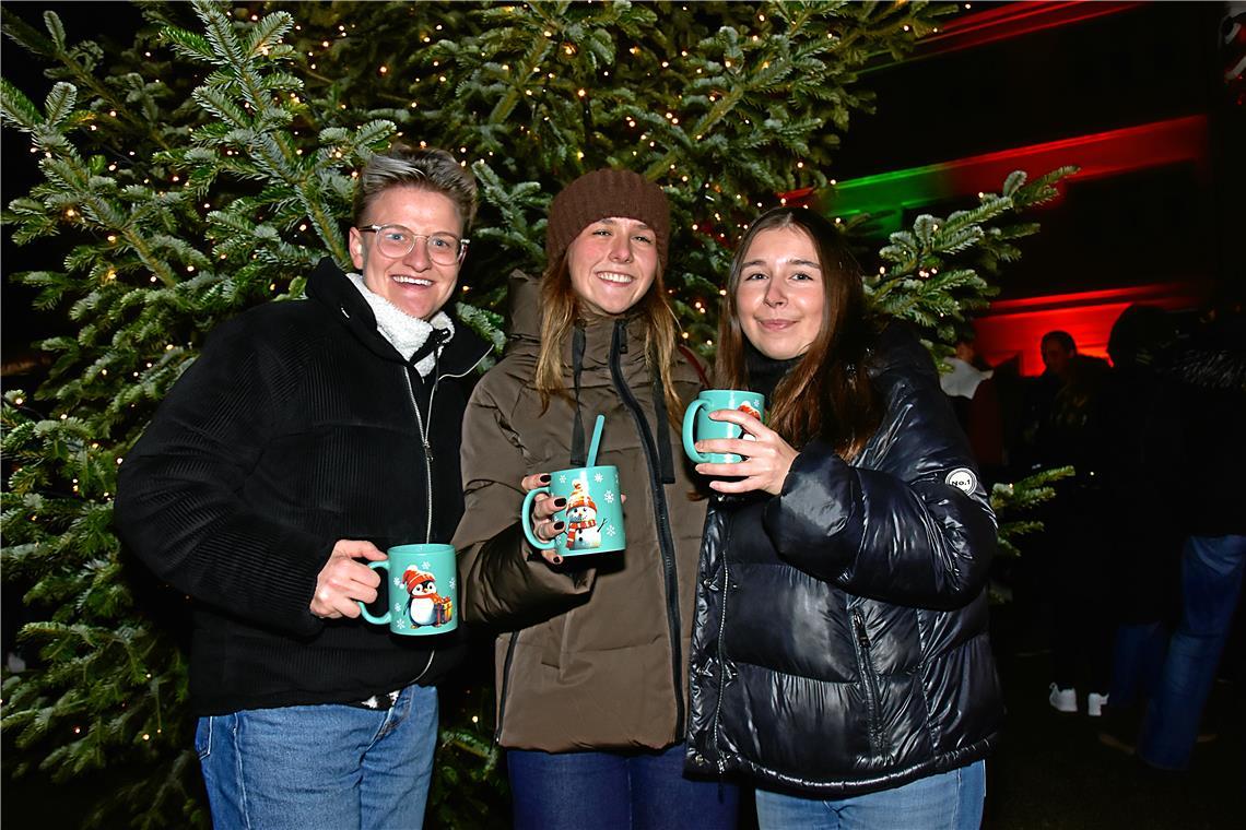 Mirja Suckut, Lena Kübler und Yasmin Ögüt (von links). Weihnachtsmarkt in Backna...