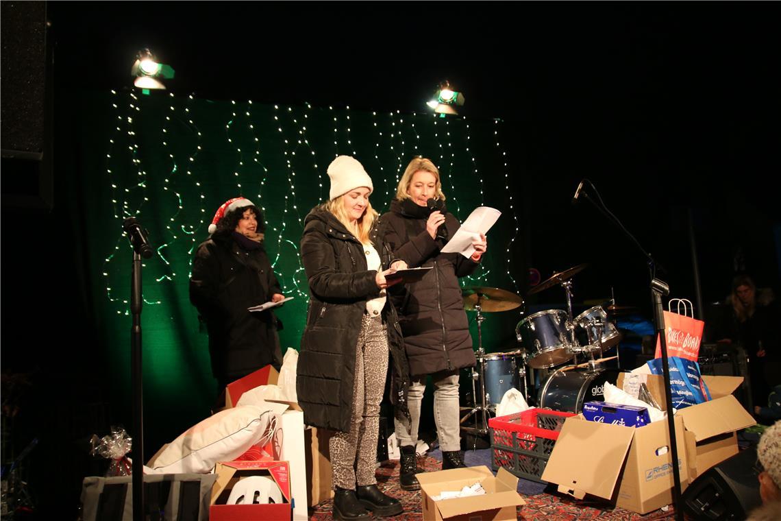 Steinbachs Dorfgemeinschaft zeigt Herz Mirjam Rienth, Olga Tseros und Nadieka Fegert (von rechts) übergeben die Preise der Tombola. Wie alles bei der Steinbacher Fleckaweihnacht stammen diese aus Sachspenden – der Erlös des gesamten Weihnachtsmarkts geht an das Kinderhospiz. Foto: privat