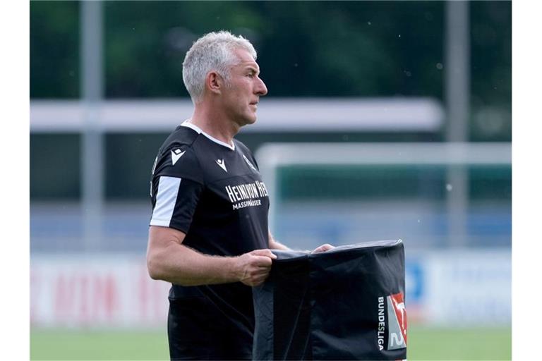 Mirko Slomka leitet den Trainingsauftakt von Hannover 96 auf dem Trainingsgelände in Hannover. Foto: Peter Steffen/Archivbild