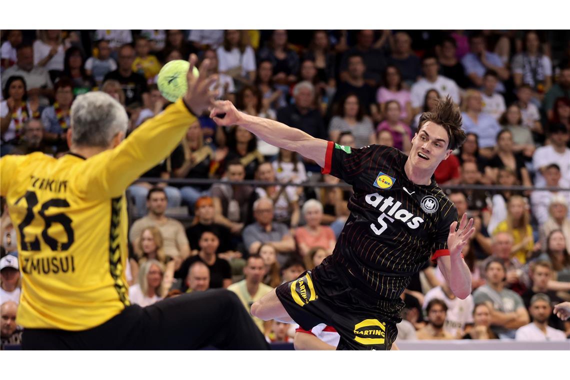 Deutsche Handballer mit Neu-Kapitän Julian Köster zum Kantersieg Miro Schluroff warf sechs Tore.