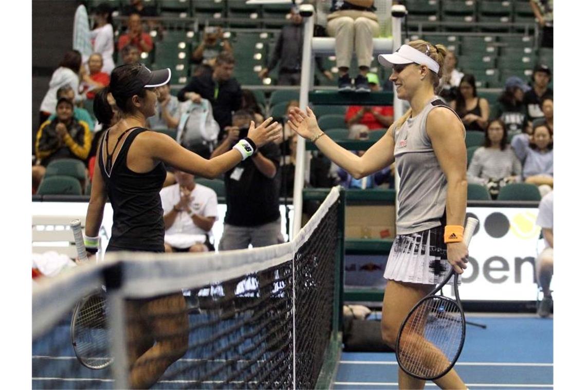 Tennis-Ass Kerber siegt mit neuem Coach auf Hawaii Misaki Doi (l) gratuliert Angelique Kerber zum Sieg. Foto: Michael Sullivan/CSM via ZUMA Wire/dpa