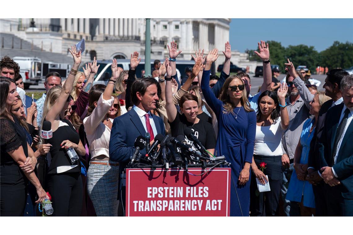 Missbrauchsopfer von Millionär Epstein und seiner Komplizin Maxwell erheben bei einer Pressekonferenz vor dem US-Kapitol in Washington ihre Hände, um den Kongress zur Freigabe der Epstein-Akten zu drängen.