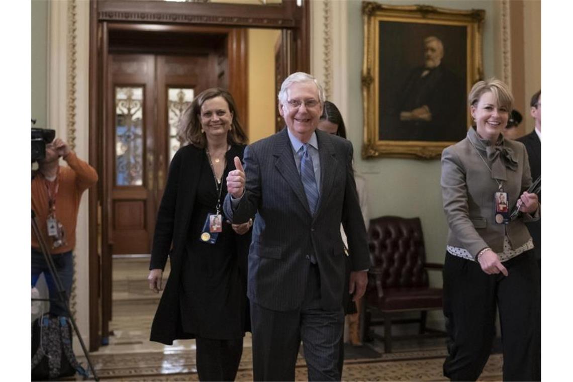 Mission erfüllt: Mitch McConnell, republikanischer Mehrheitsführer im Senat, reckt nach der Abstimmung den Daumen nach oben. Foto: J. Scott Applewhite/AP/dpa