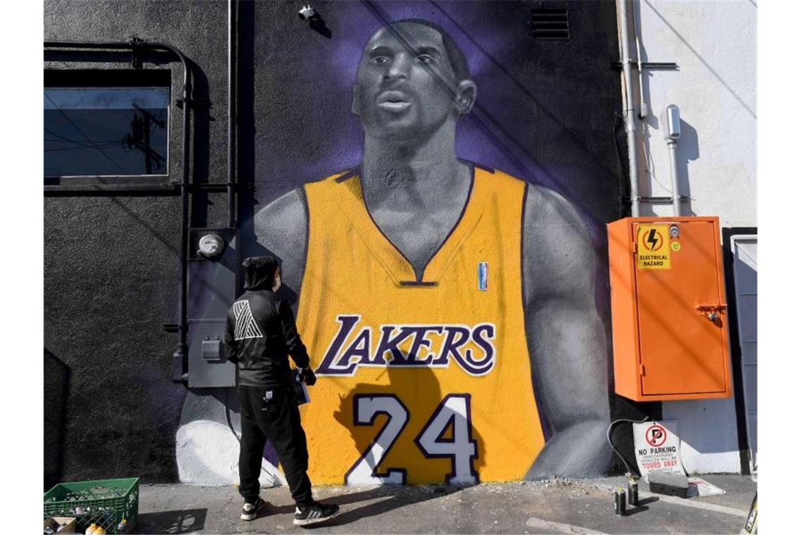 Mister Alek, ein Grafitti-Künstler, sprayt in Long Beach in L.A. ein Bild des gestorbenen Basketball-Stars Kobe Bryant auf eine Wand. Foto: Brittany Murray/Orange County Register via ZUMA/dpa