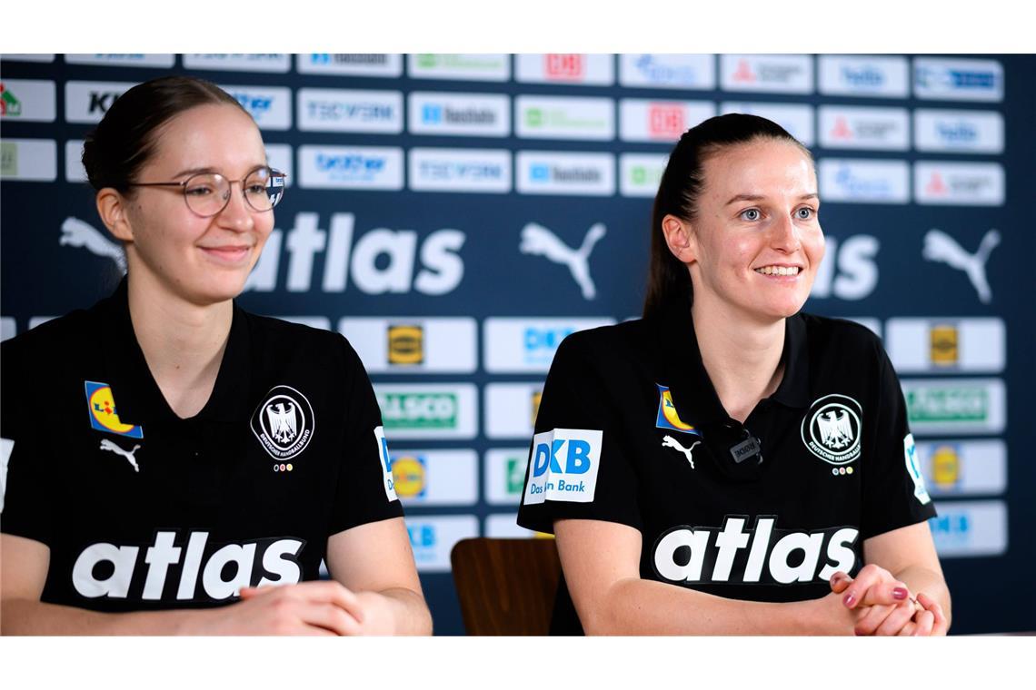 Mit 21 Jahren ist Nieke Kühne (li.) die Jüngste im WM-Kader. Zehn Länderspiele gehen auf das Konto der Rückraumspielerin von der HSG Blomberg-Lippe.  Die 27-jährige Julia Maidhof (re.), die in Calcea/Rumänien spielt, gab 2019 ihr Debüt im Nationalteam und hat seither 75 Länderspiele absolviert.