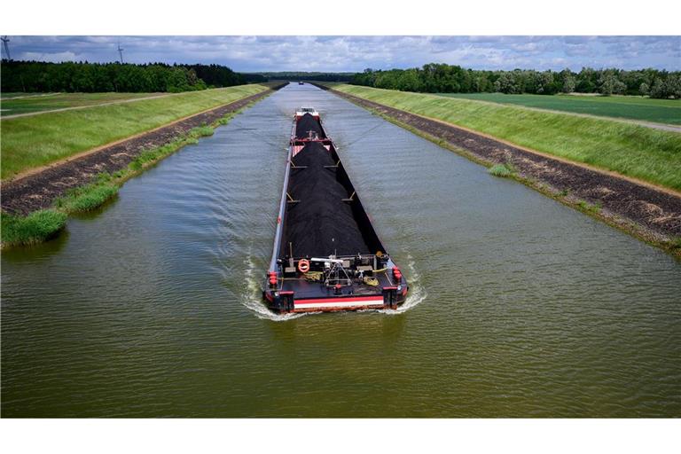 Mit 2.500 Tonnen Kohle an Bord fährt die "Niedersachsen 2" ferngesteuert durch den Elbe-Seitenkanal. Der Kapitän sitzt 400 Kilometer entfernt.