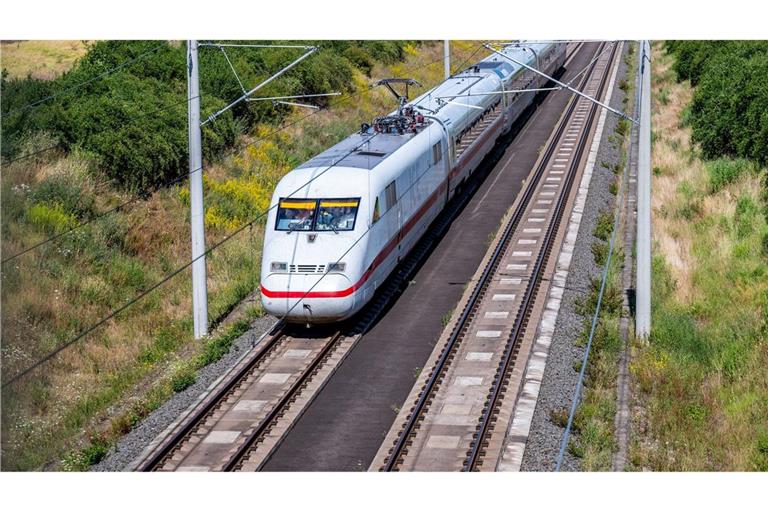 Mit 405 Kilometer pro Stunde rauschte der Hochgeschwindigkeitszug "Velaro Novo" über die Teststrecke zwischen Leipzig und Erfurt.