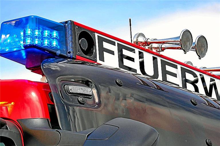 Mit 48 Mann und 12 Fahrzeugen rückte die Feuerwehr aus. Symbolfoto: Comfoto/stock.adobe