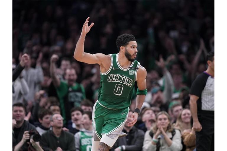 Mit 54 Punkten überragender Spieler gegen die Nets: Celtics-Forward Jayson Tatum. Foto: Steven Senne/AP/dpa