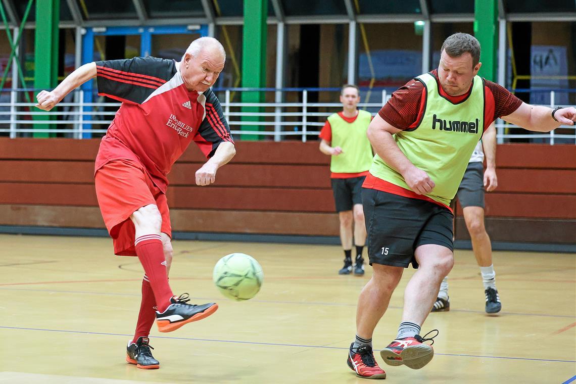Mit 75 Jahren ist Werner Ehm (links) bei den Alten Herren des TSV Lippoldsweiler noch Woche für Woche am Ball. Foto: Alexander Becher