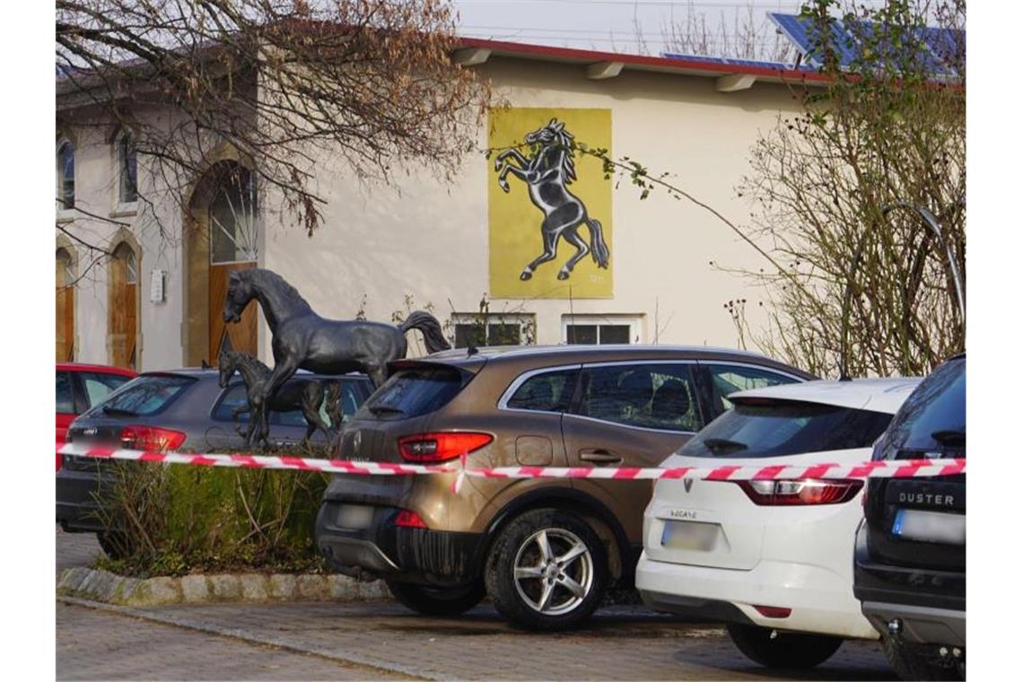 Mit Absperrband ist vor einem Wohnhaus auf einem Aussiedlerhof bei Güglingen zu sehen. Foto: Hemmann/SDMG/dpa/Archivbild