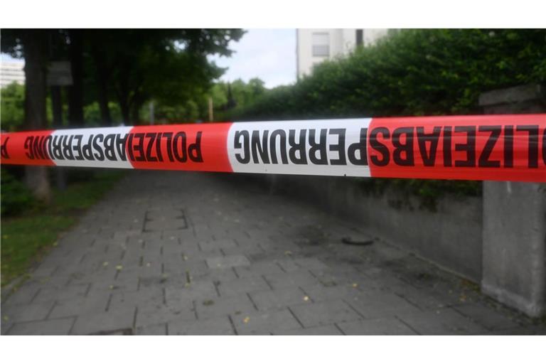 Mit Absperrband war ein Weg abgeriegelt worden.