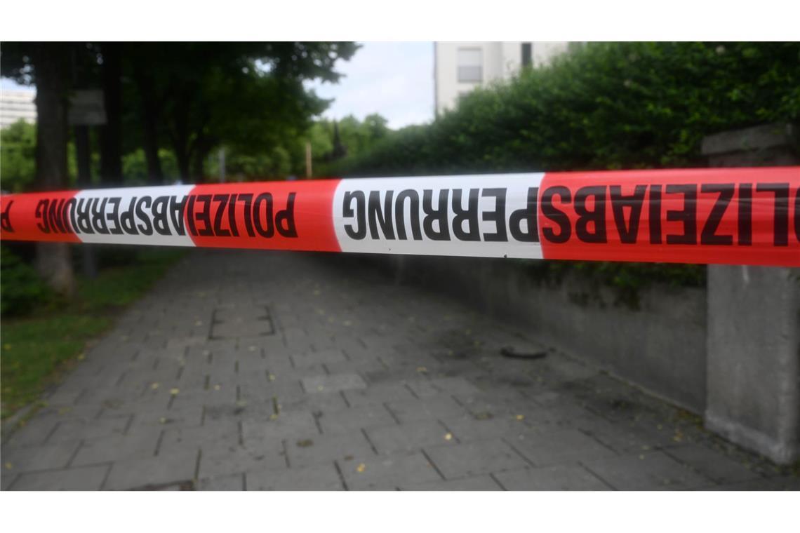 Messerstecherin randalierte vor neuer Tat in Laden Mit Absperrband war ein Weg abgeriegelt worden.