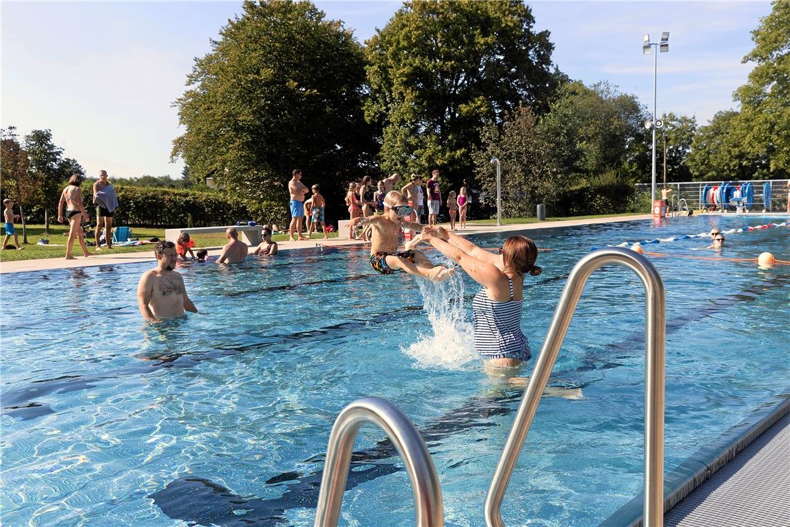 Bädle macht noch nicht ganz dicht Mit Abstand genießen und Spaß haben: Im großen Becken des Freibads in Erbstetten dürfen sich maximal 36 Schwimmer beziehungsweise Personen gleichzeitig aufhalten. Foto: J. Fiedler