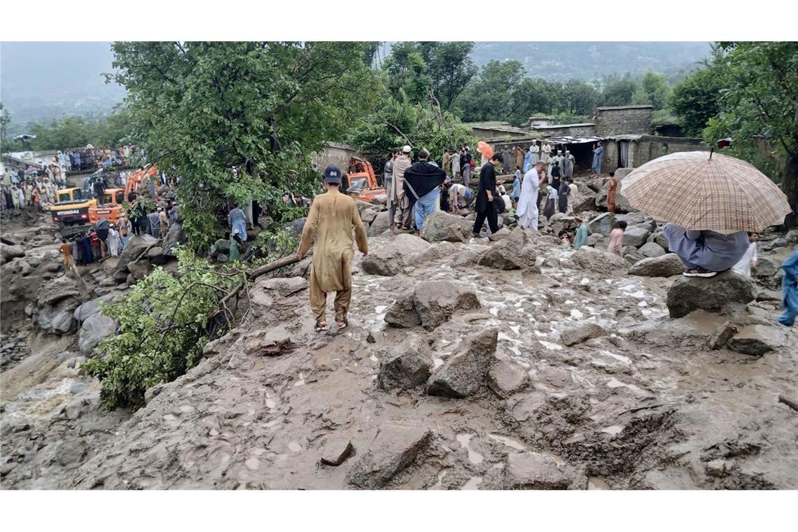 Mit allem, was verfügbar ist, suchen Einsatzkräfte und Anwohner nach Vermissten und Verschütteten nach der Sturzflut im Norden Pakistans.