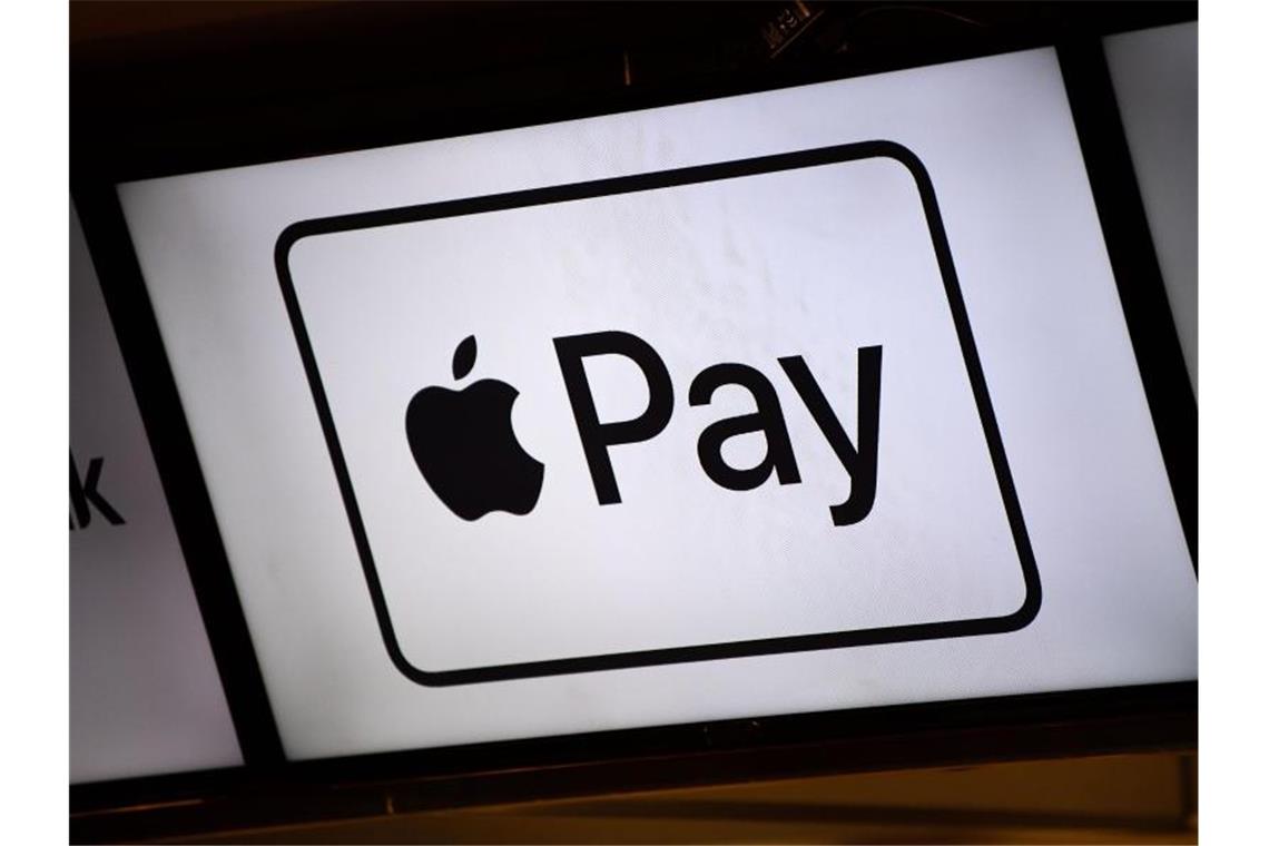 Mit Apple Pay können Kunden mit dem iPhone und der Computer-Uhr Apple Watch an der Ladenkasse wie mit einer kontaktlosen Karte bezahlen. Foto: Lino Mirgeler/dpa