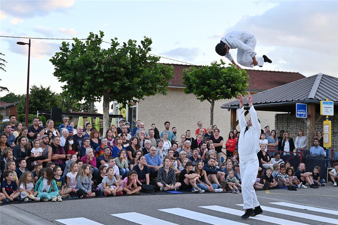 Interview: Die Idee des Partnerstädtefestivals in Backnang Mit artistischen Einlagen begeistert das Ensemble „Or, lá…“ seine Zuschauer, hier im französischen Beausemblant. Fotos: Rachel Paty