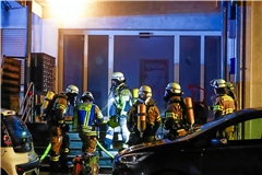 Mit Atemschutz waren die Wehrleute im Einsatz. Fotos: 7aktuell.de/Simon Adomat