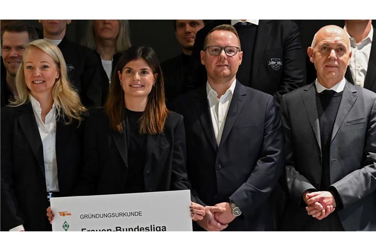 Mit auf dem Gruppenfoto: DFB-Präsident Bernd Neuendorf.