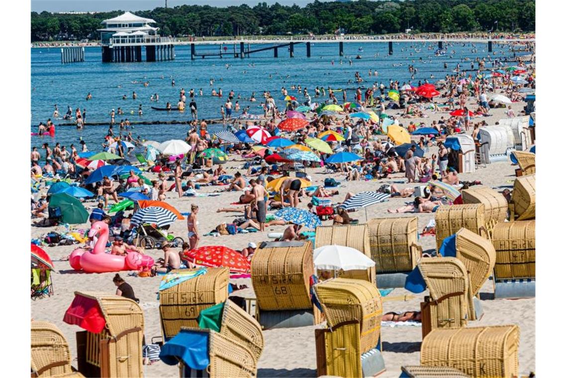Vertrackte Urlaubsplanung - der Streit über die Sommerferien Mit Badegästen und Strandkörben gut gefüllt, aber nicht überlaufen, ist an einem sonnigen Tag im Sommer dieses Jahres der Ostseestrand in Timmendorfer-Strand. Foto: Markus Scholz/dpa