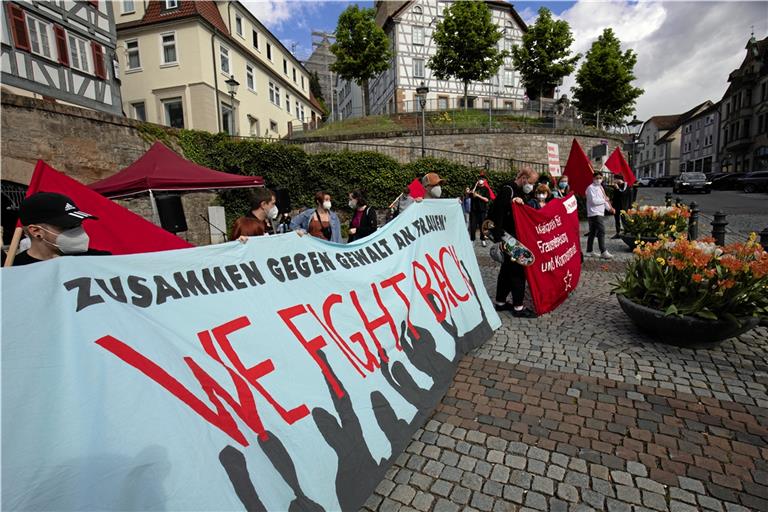 Mit Bannern, Schildern und Flaggen machten die Demonstrierenden auf ihr Anliegen aufmerksam. Foto: A. Becher