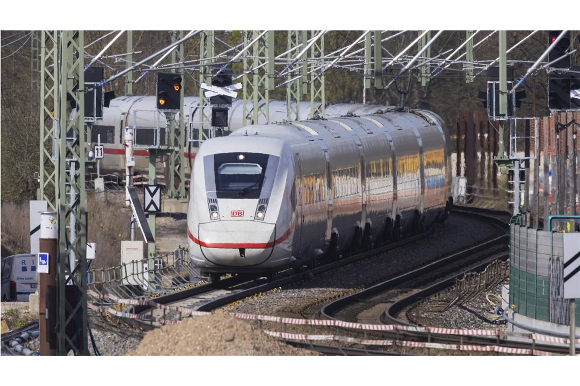 Mit Beginn der Osterferien kommen wegen Sanierungsarbeiten entlang der Strecke erhebliche Beeinträchtigungen auf Pendler und Touristen zu (Symbolbild).