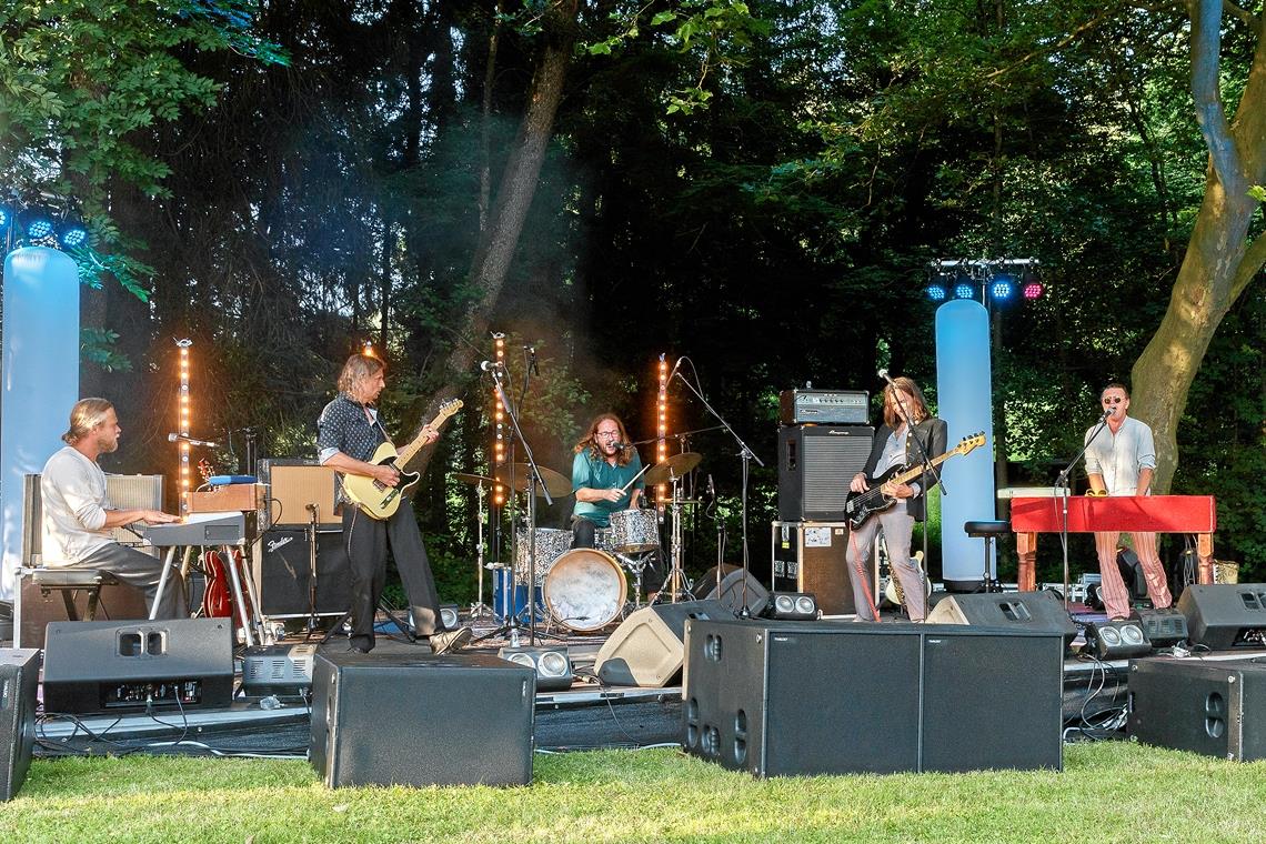 Magischer Auftakt im ausverkauften Bädle Mit bekannten Songs von den Beatles heizte die Magical Mystery Band den Besuchern bereits am Freitag beim Auftakt des Bergfestivals mächtig ein. Fotos: J. Fiedler
