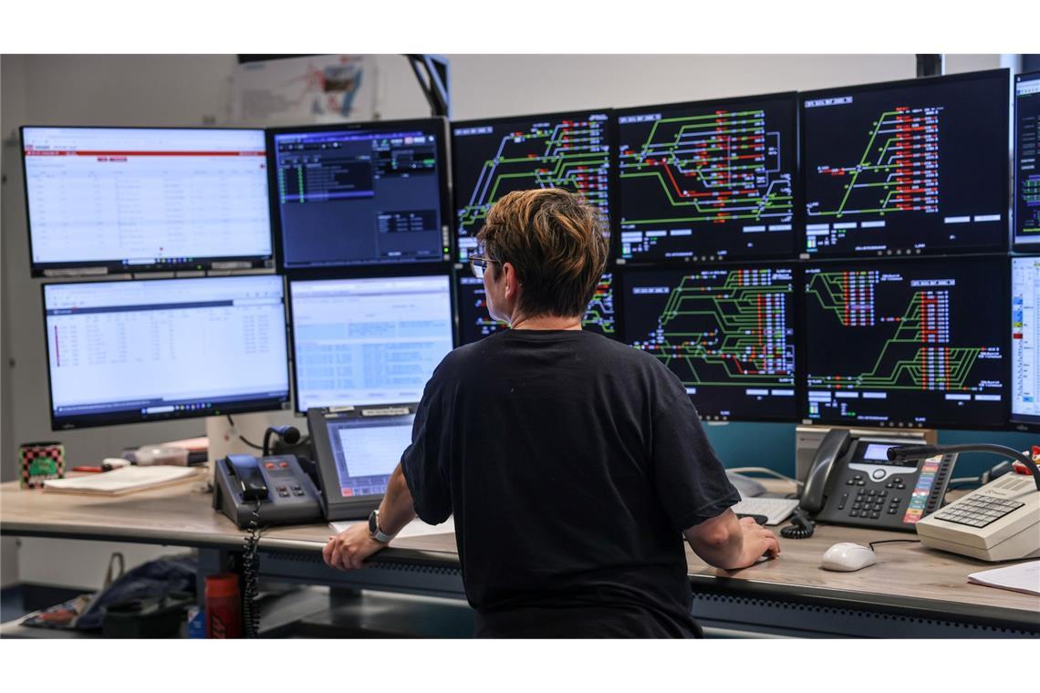 Mit Bildschirmen und Tastatur werden die Zugfahrten in einem modernen elektronischen Stellwerk gesteuert. (Archivbild)