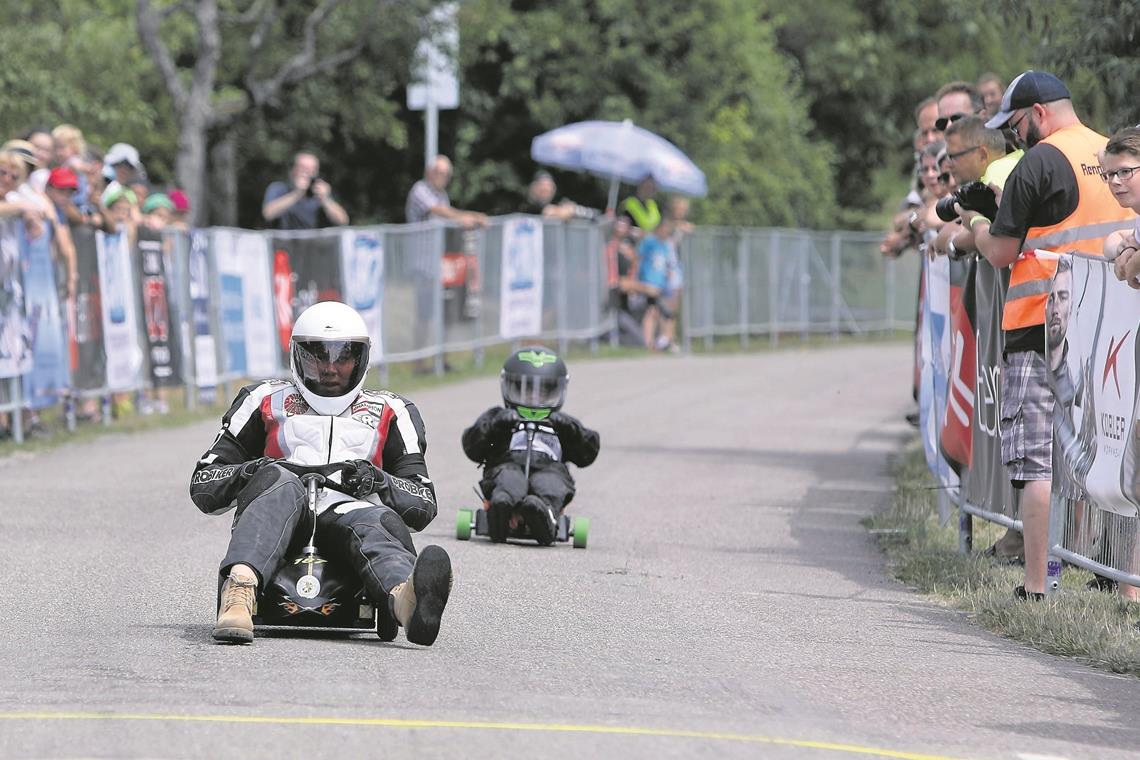 Mit bis zu 100 Kilometern pro Stunde ging es die Hagsteige hinab. Diese beiden Fahrer waren in der Jugendklasse unterwegs. Fotos: B. Büttner