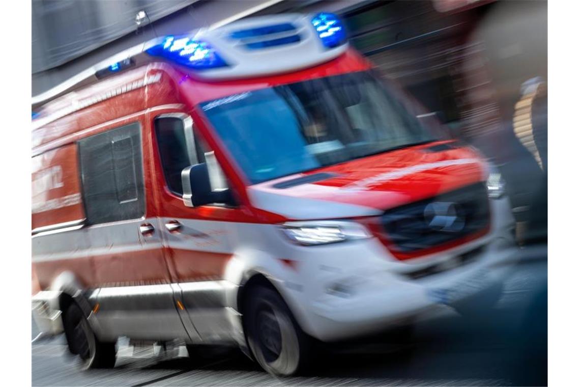 Mit Blaulicht fährt ein Rettungswagen der Feuerwehr in Richtung Klinikum. (Archivbild). Foto: Jens Büttner/dpa-Zentralbild/ZB