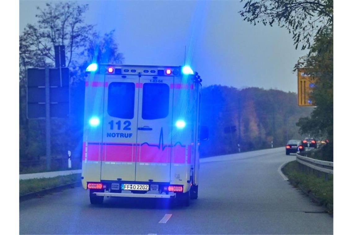 Mit Blaulicht ist ein Rettungswagen im Einsatz. Foto: Patrick Pleul/dpa-Zentralbild/ZB/Archivbild