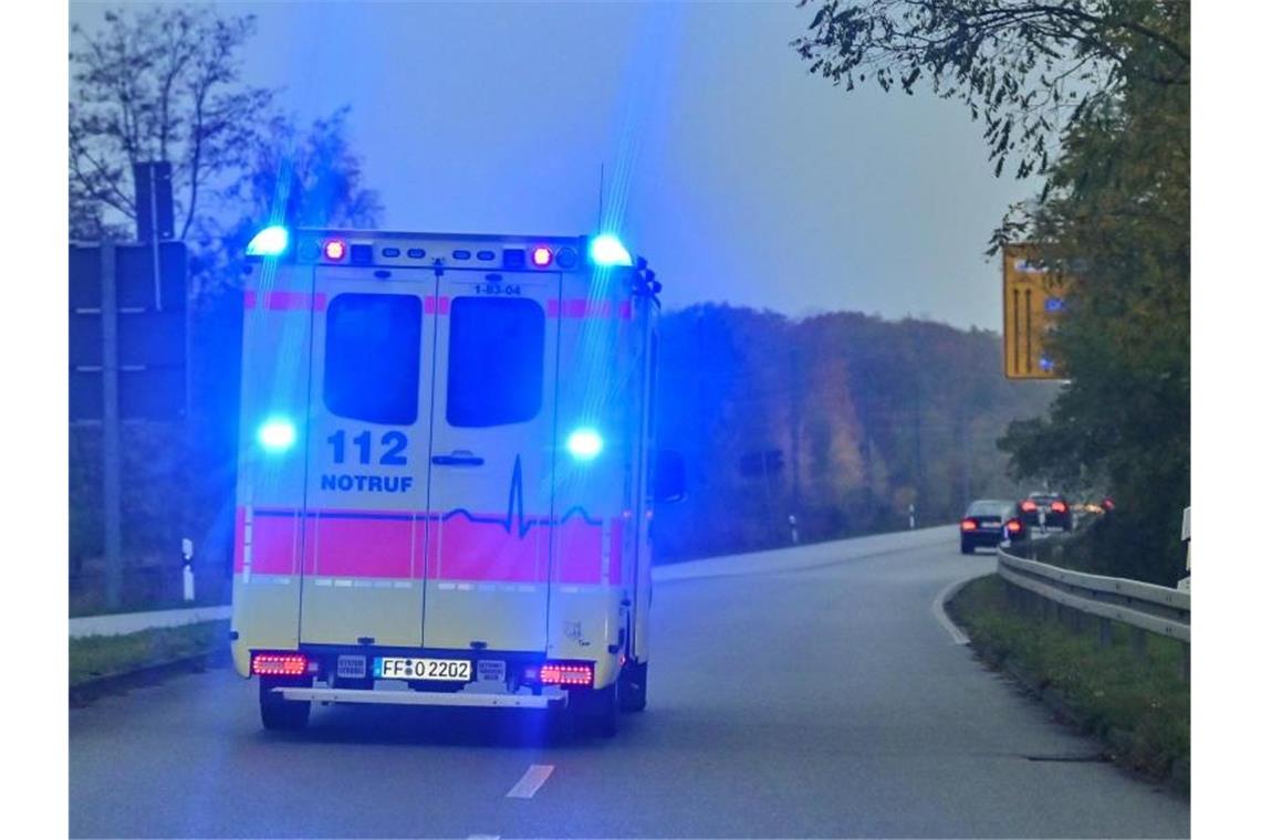 Auto prallt gegen Lastwagen: Kinder und ein Mann verletzt Mit Blaulicht ist ein Rettungswagen im Einsatz. Foto: Patrick Pleul/dpa-Zentralbild/ZB/Archivbild