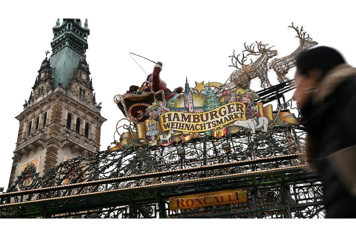 Glühwein bei bis zu 20 Grad: Viele Weihnachtsmärkte eröffnet Mit Blick auf das Rathaus: der Weihnachtsmarkt in Hamburg.